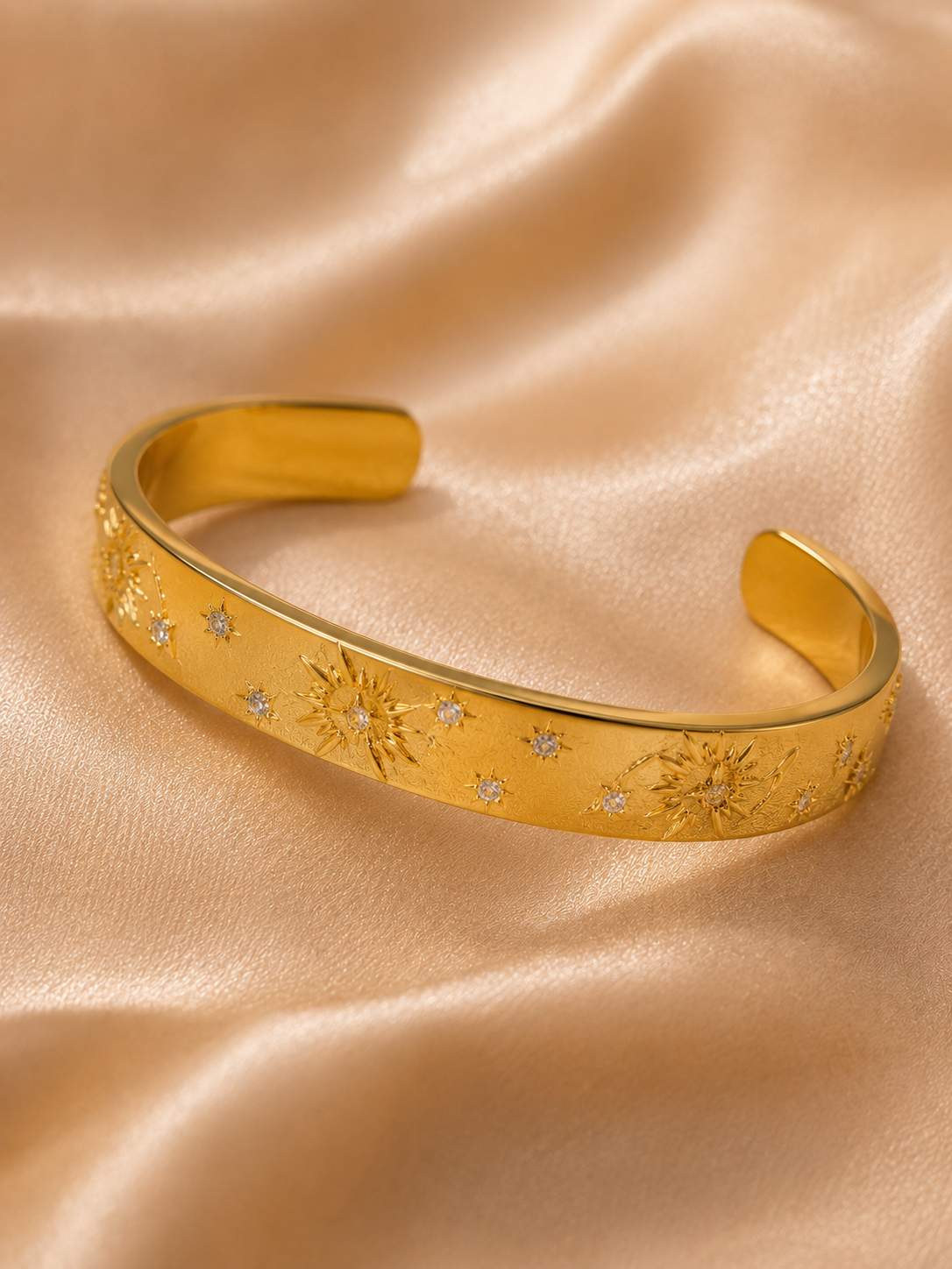 Bracelet Éclat Céleste doré en acier inoxydable 316L avec motifs soleil
