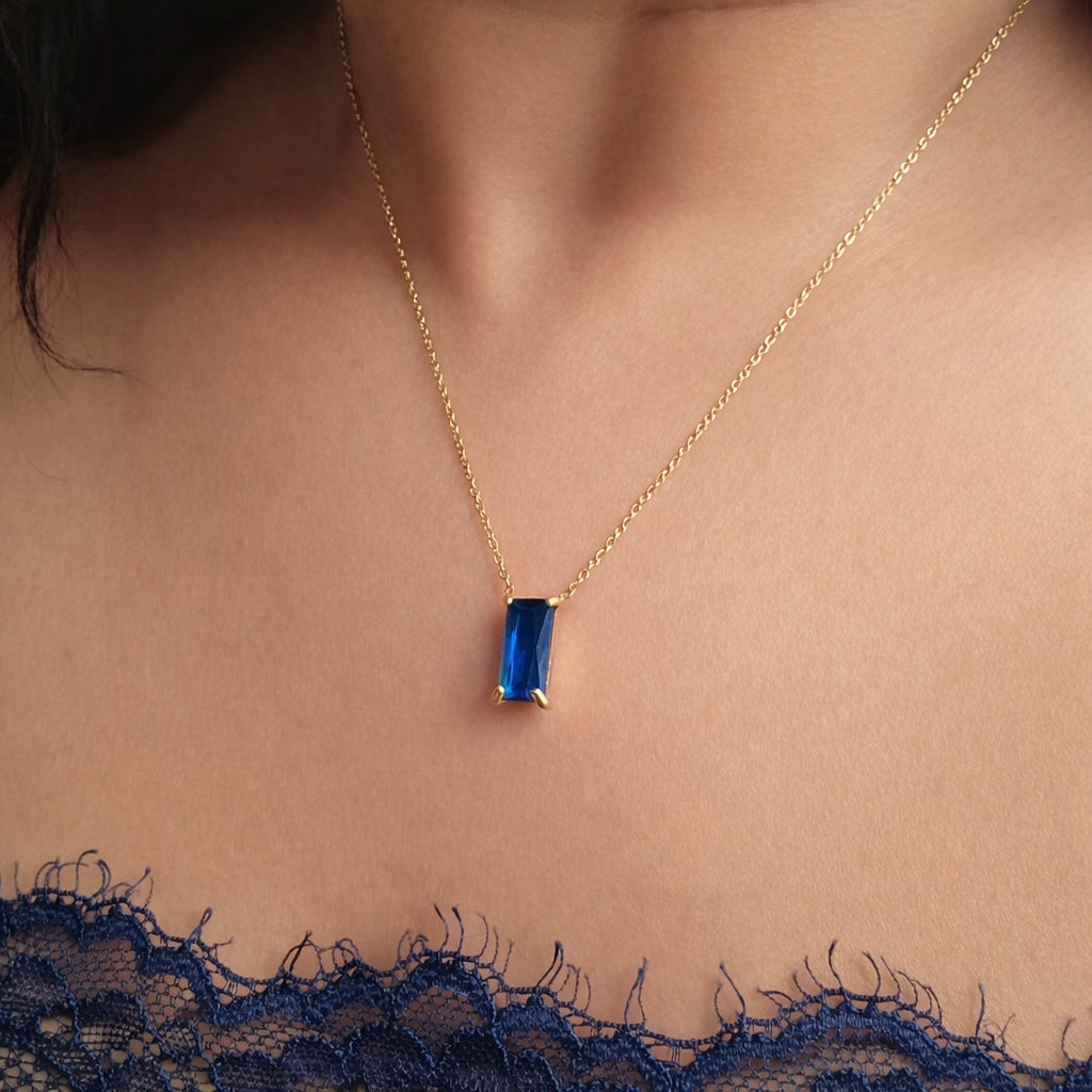 Collier en acier inoxydable doré avec pendentif zircon coloré