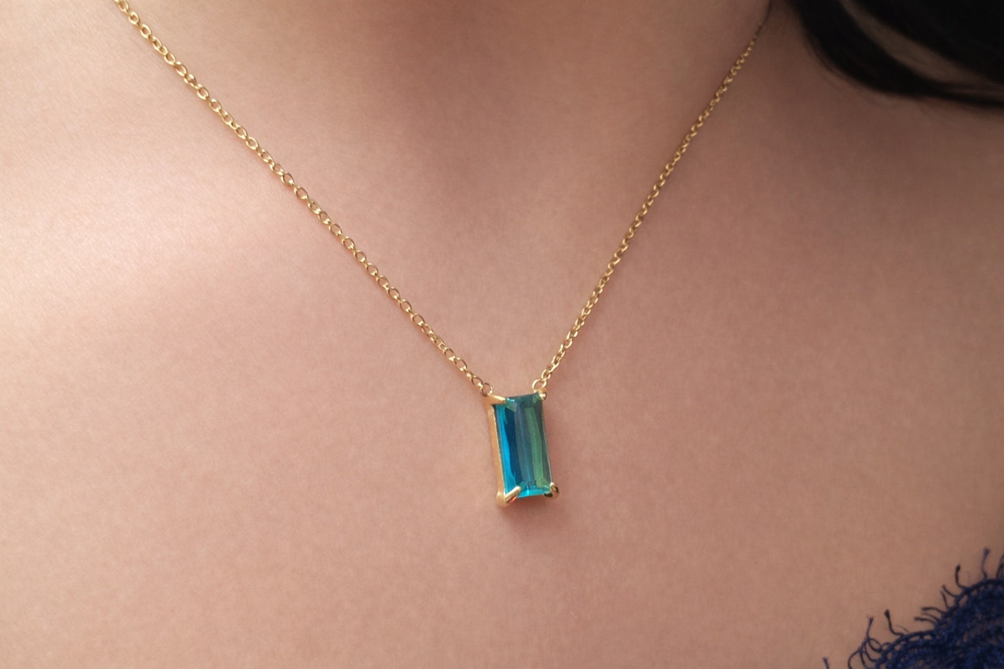 Collier en acier inoxydable doré avec pendentif zircon coloré