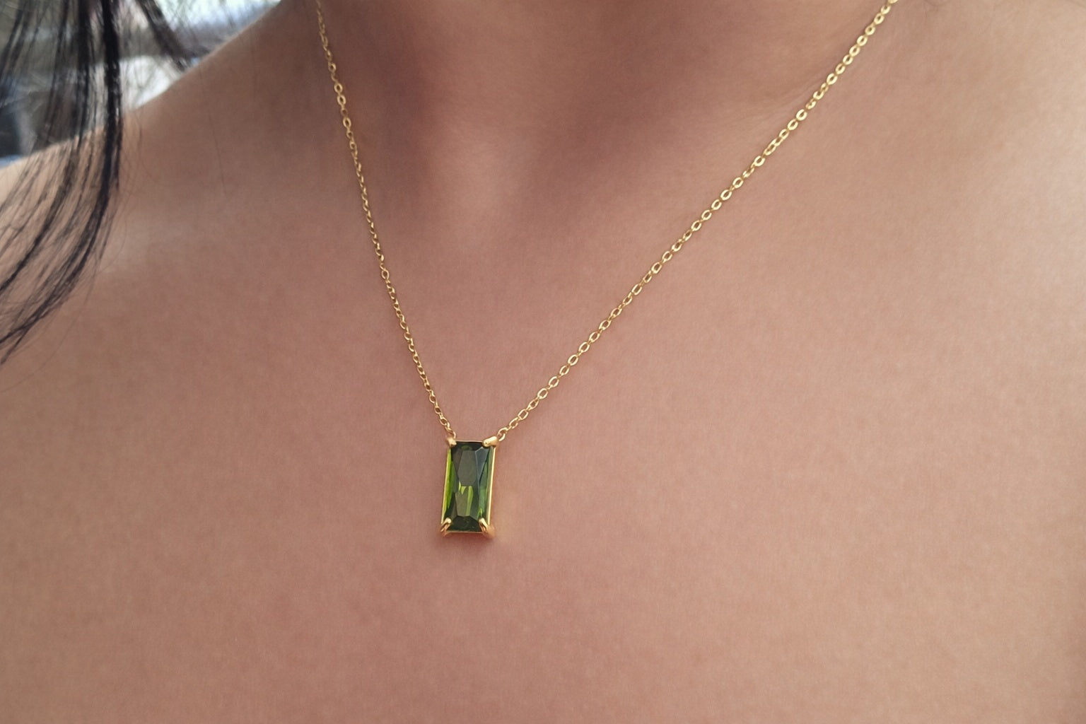 Collier en acier inoxydable doré avec pendentif zircon coloré