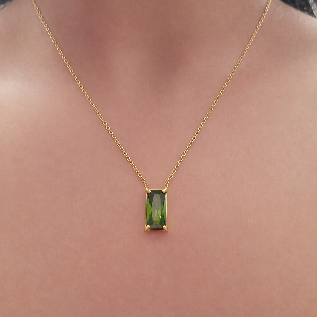 Collier en acier inoxydable doré avec pendentif zircon coloré