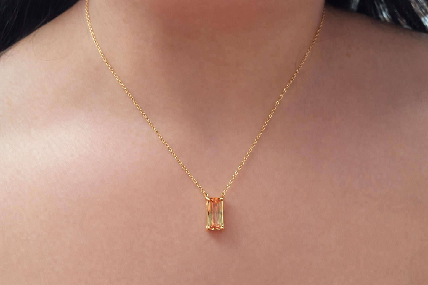 Collier en acier inoxydable doré avec pendentif zircon coloré