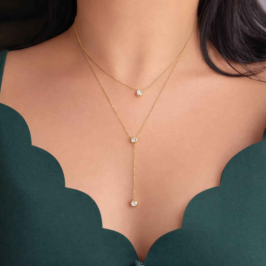 Collier Aura Dorée double chaîne avec zircons porté par une femme