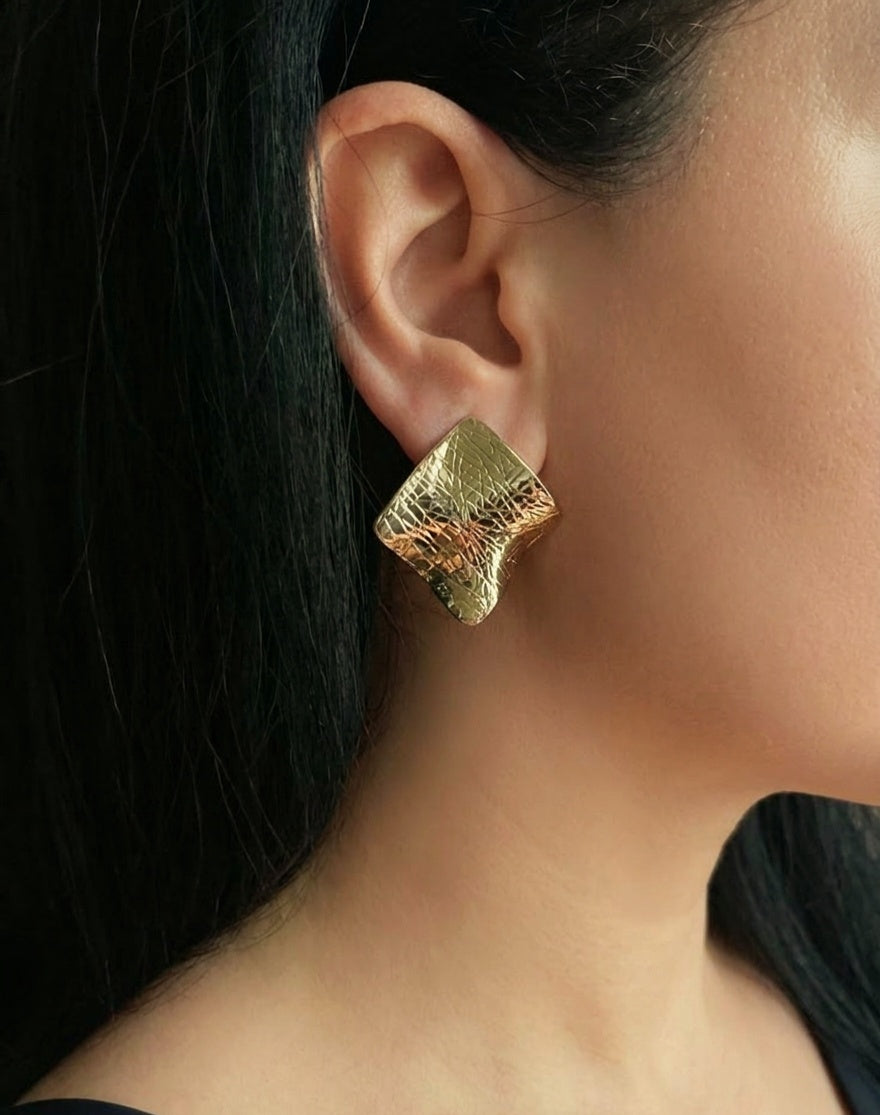 Boucles d’oreilles Éclat Impérial dorées texturées portées – Éclats de Lam