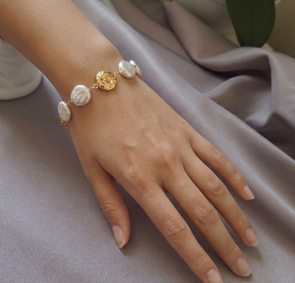 Bracelet Perle de Soleil doré et blanc porté – Éclats de Lam