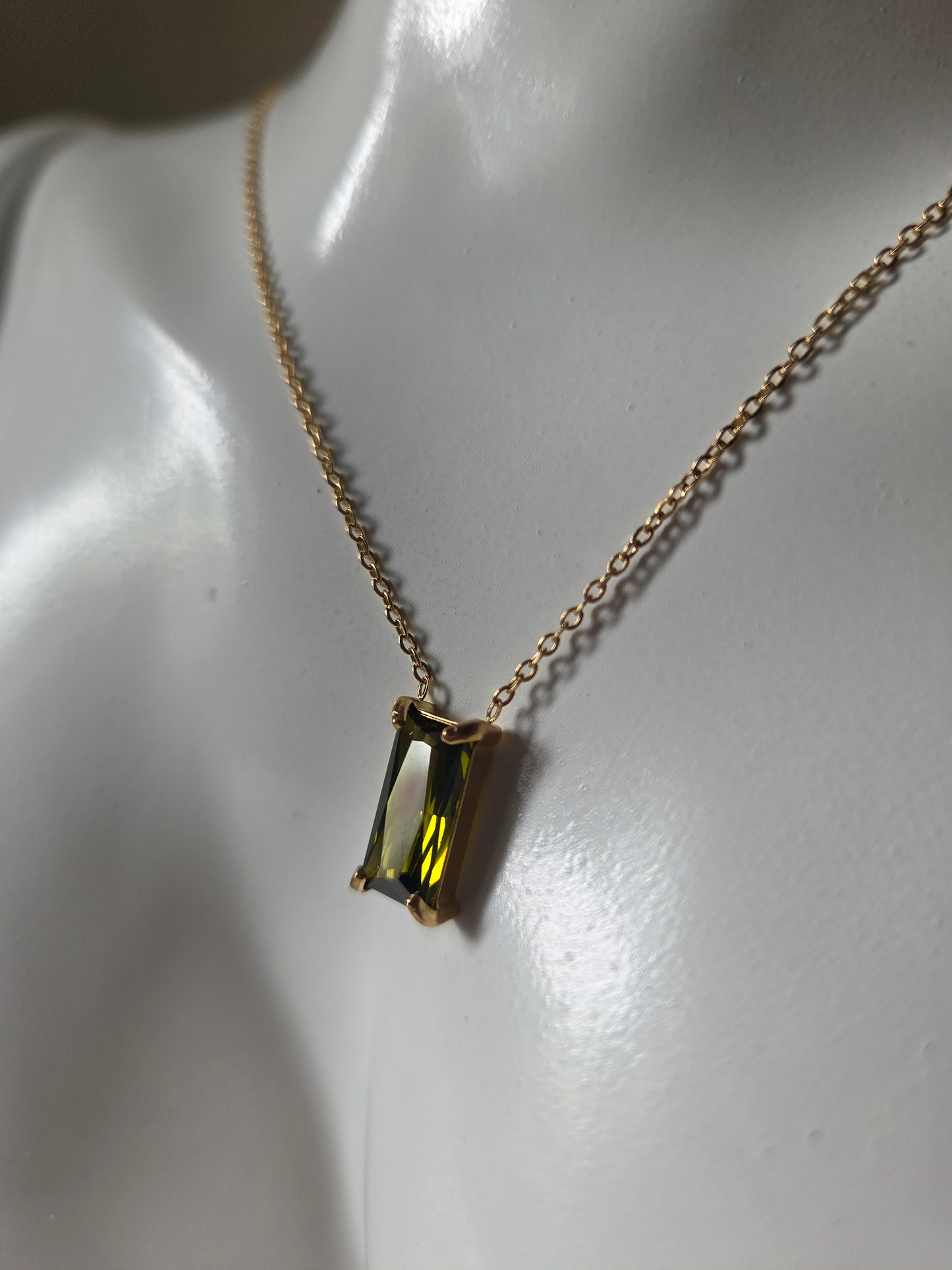 Éclat de Lam Necklace – Rectangular Zircon Pendant Necklace