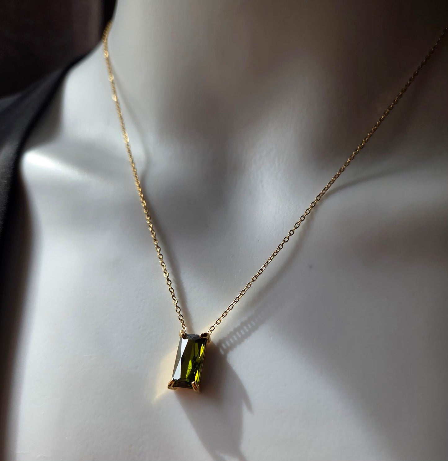 Éclat de Lam Necklace – Rectangular Zircon Pendant Necklace