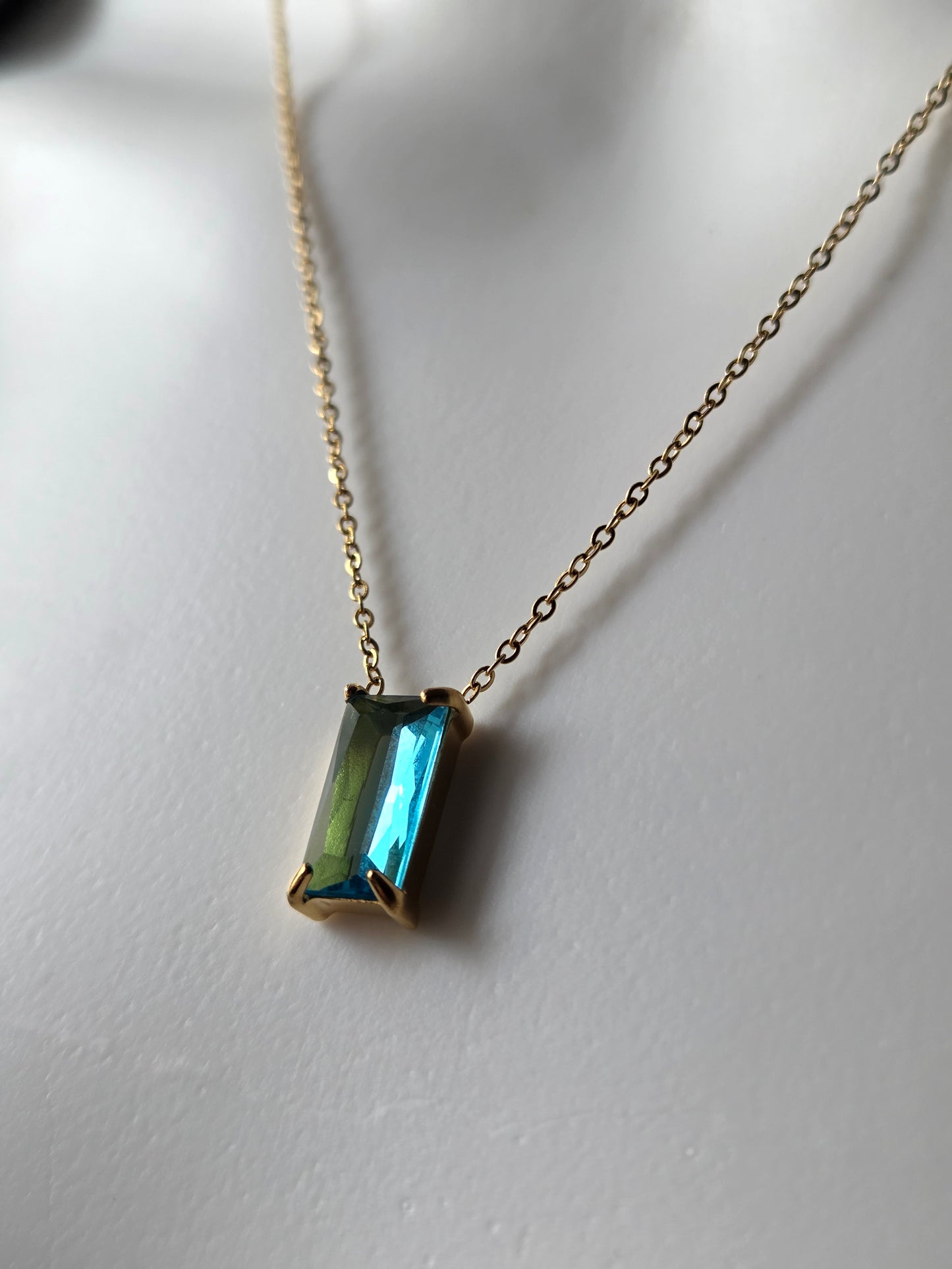 Éclat de Lam Necklace – Rectangular Zircon Pendant Necklace