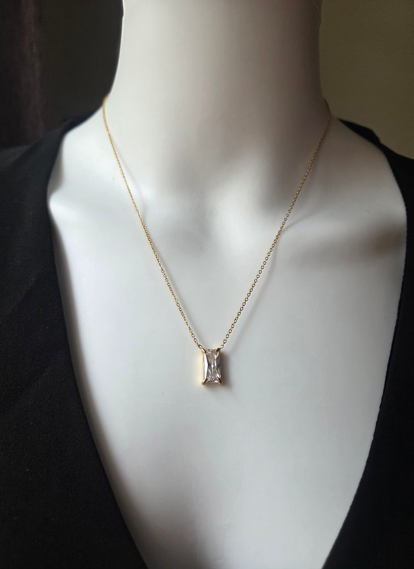 Éclat de Lam Necklace – Rectangular Zircon Pendant Necklace