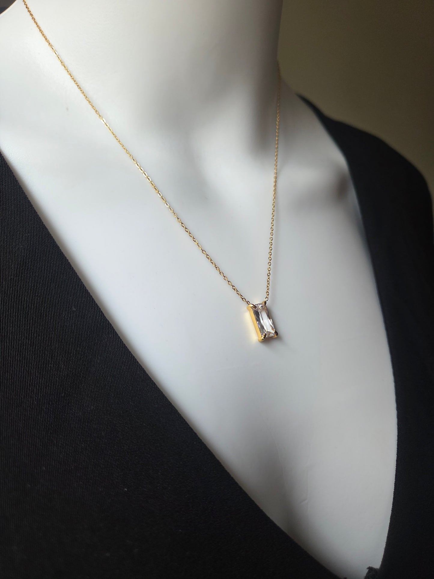 Éclat de Lam Necklace – Rectangular Zircon Pendant Necklace