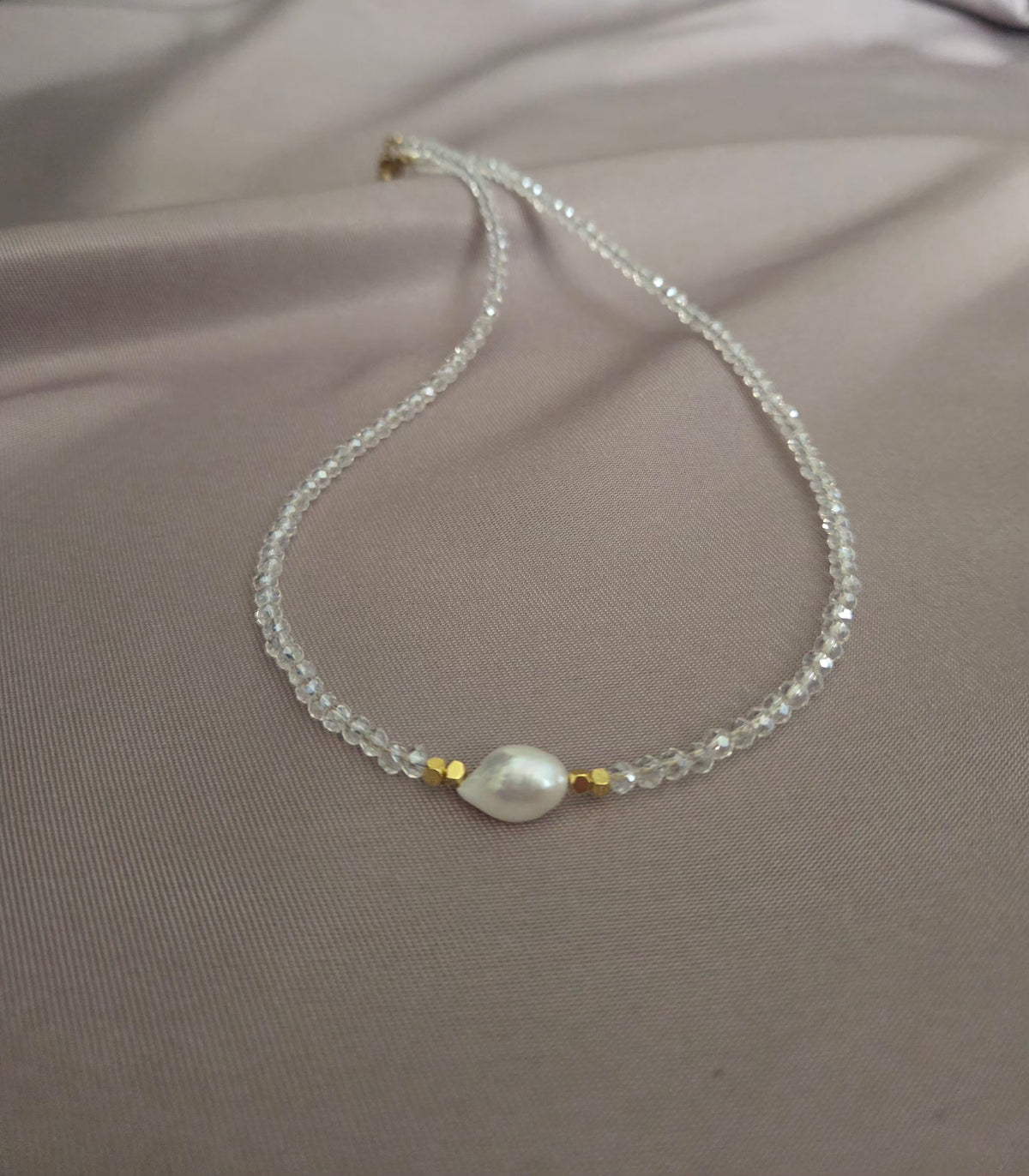 Collier Cristal de Perle blanc avec perles facettées et perle d’eau douce – Éclats de Lam