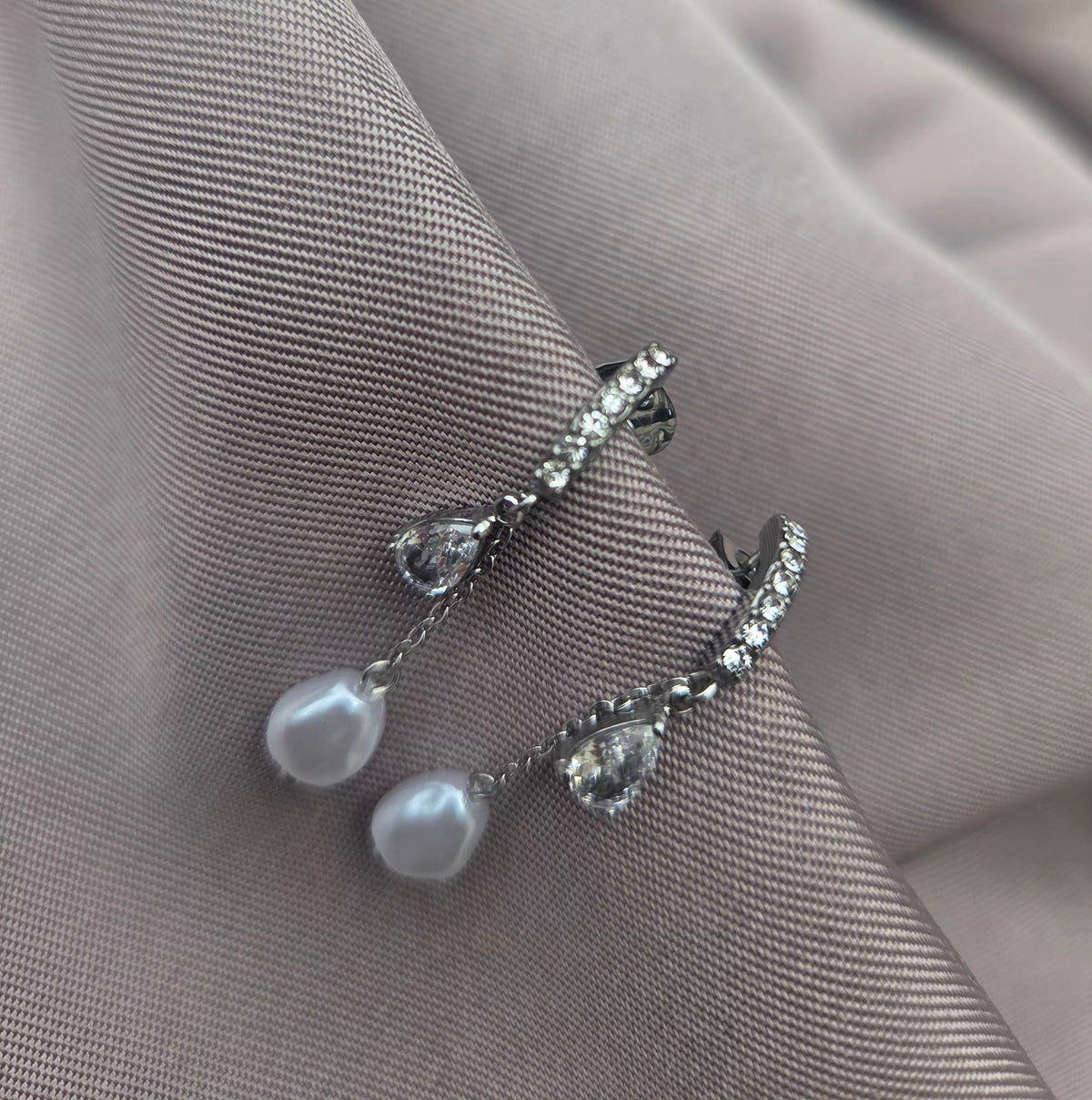 Boucles d’oreilles Éclat Perlé de Lam argentées avec zircons et perles nacrées – Éclats de Lam
