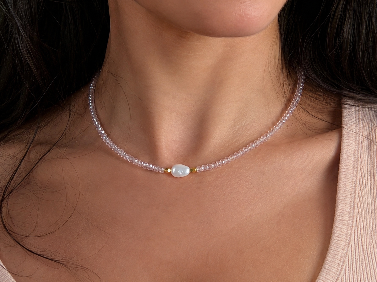 Collier Cristal de Perle blanc porté en ras-de-cou – Éclats de Lam