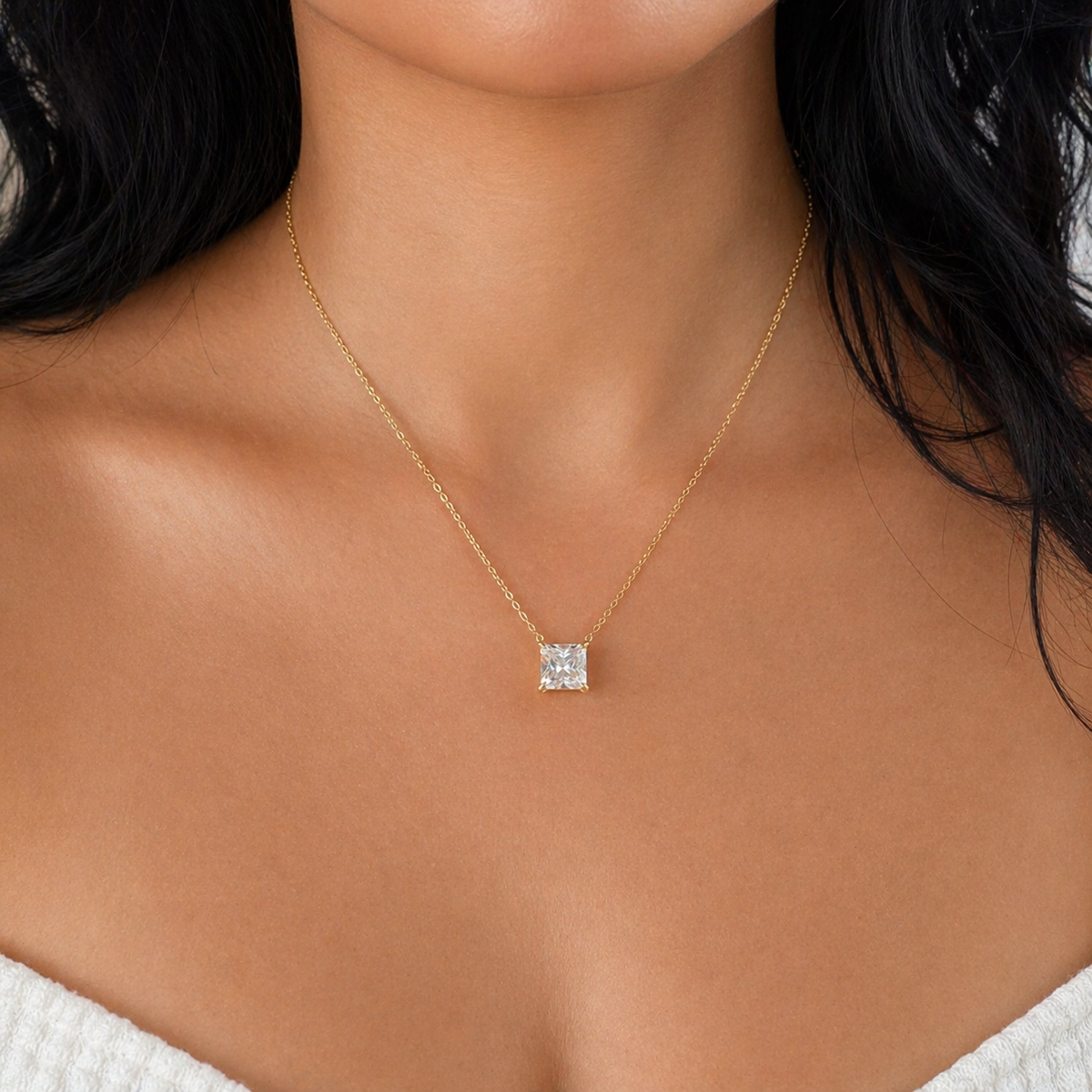 Collier Reflet Impérial doré avec zircon carré porté – Éclats de Lam