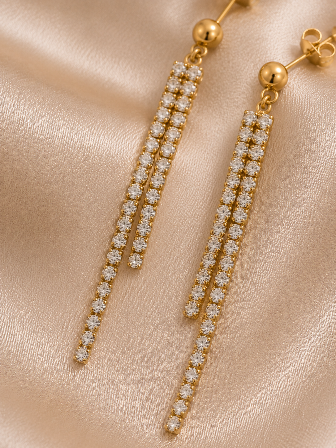 Boucles d’oreilles Éclat Rivière dorées avec zircons blancs