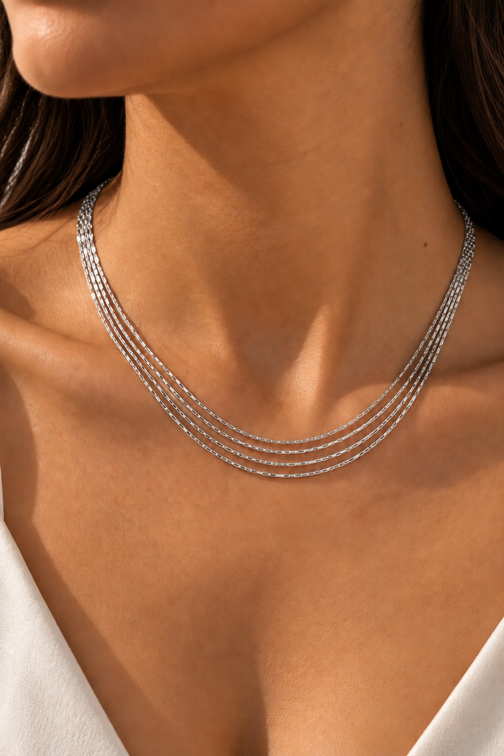 Collier Éclat Harmonie argenté 4 rangs porté – coffret Éclat Intemporel